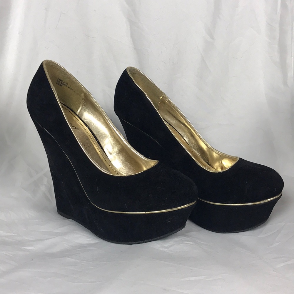 NWOB Bamboo Black and Gold Suede Wedges